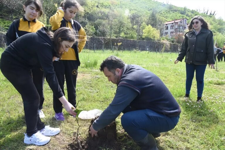 ogrenciler-halil-ercan-koroglu-anisina-fidan-dikti-ELH7K7ON.jpg
