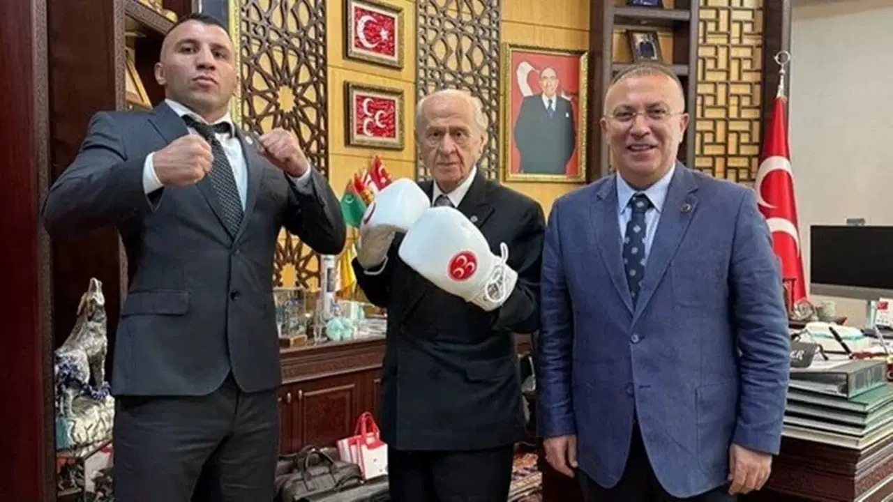 devlet bahceli boks eldivenlerini giydi eb1KUqvn