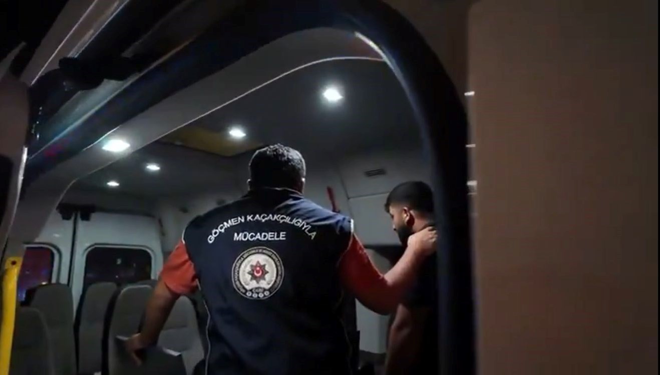 izmirde 32 duzensiz gocmen yakalandi xaSfB28x