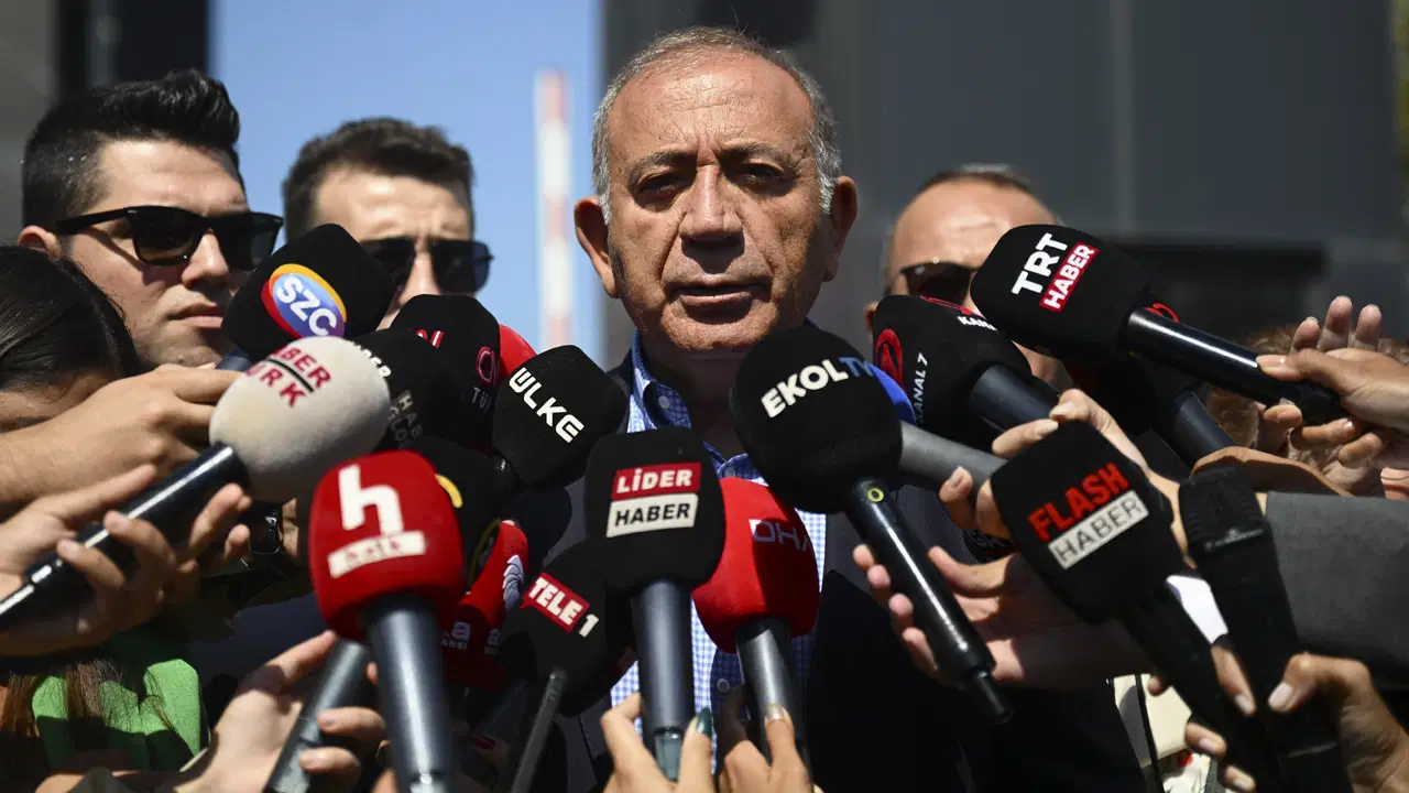 yine chpnin sariyerdeki eski il binasina geldi kayyum gursel tekinden liste aciklamasi arkadaslar binanin temizligini yapmak icin o listeyi vermis purLBhcL