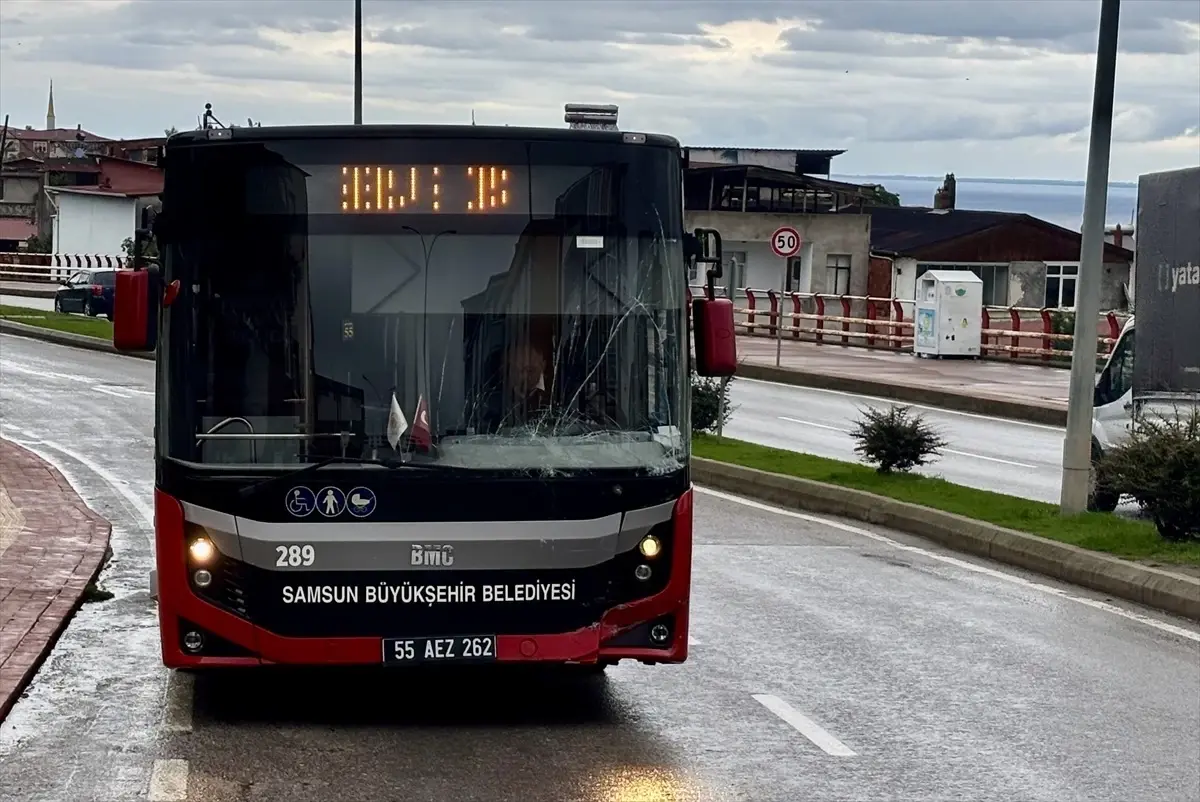 kamyonet ile halk otobusu carpisti 2 yarali 939gzCBe.jpg