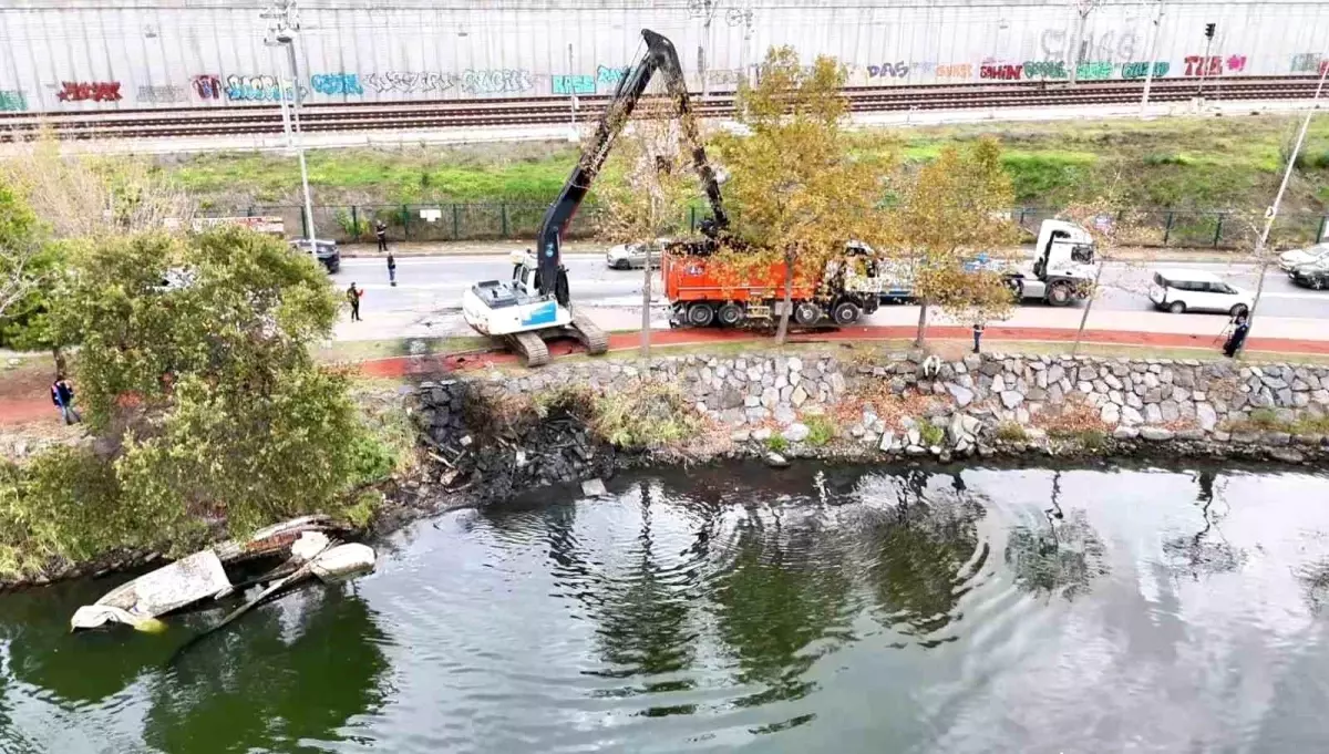 kucukcekmecede menekse deresi temizleniyor VZ9sEN9Q.jpg