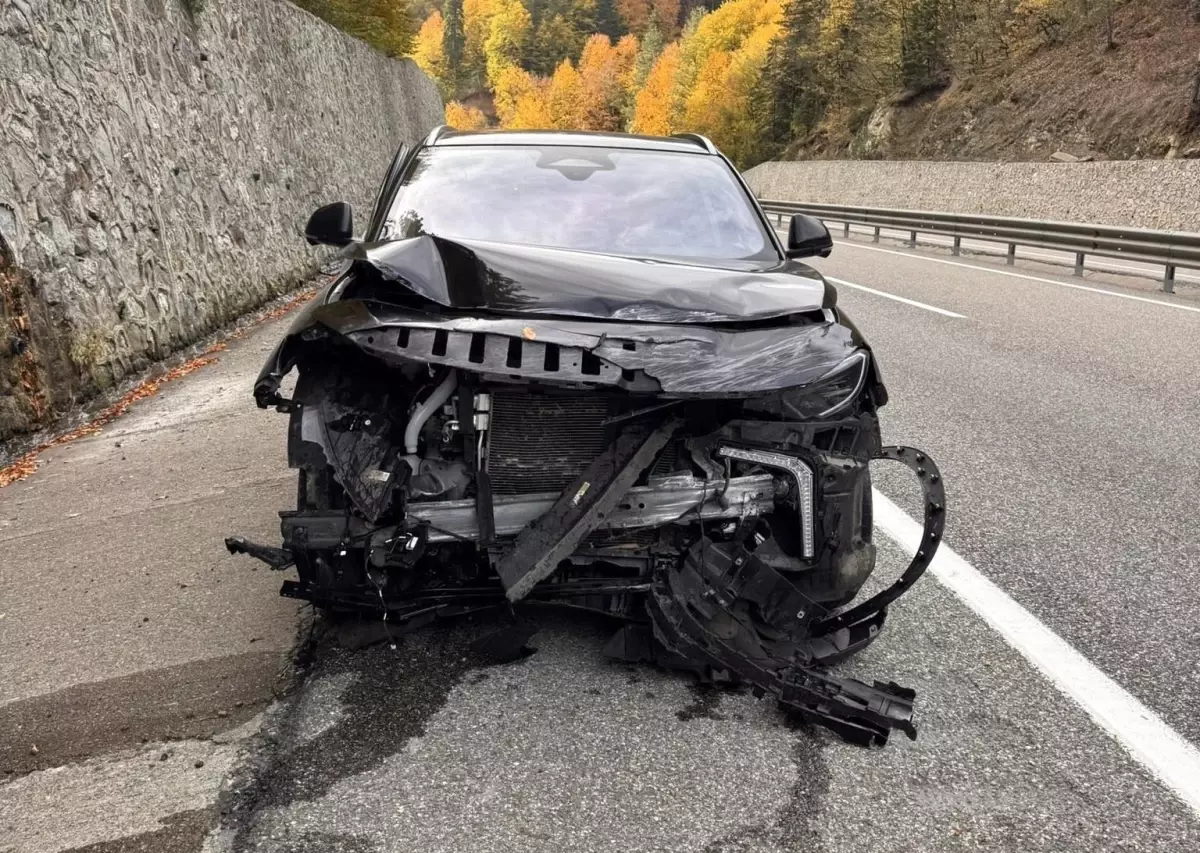 boluda elektrikli otomobil kazasi surucu yaralanmadi PQi7CiXL.jpg