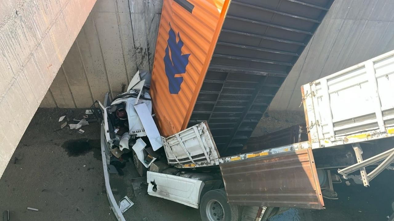gaziantepte kamyonete carpan tir kopruden dustu 2 yarali NLNHMs9S.jpg