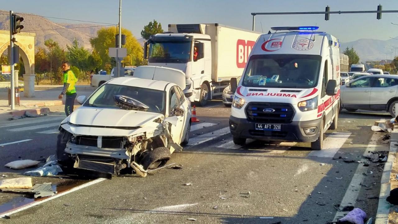 malatyada iki otomobil carpisti yaralilar var Fbhfjhsp.jpg