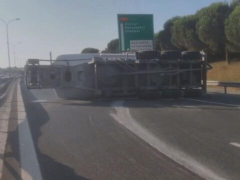 Buyukcekmecede beton tankeri devrildi tem otoyolu ankara istikameti kapandi KRiZzgvB